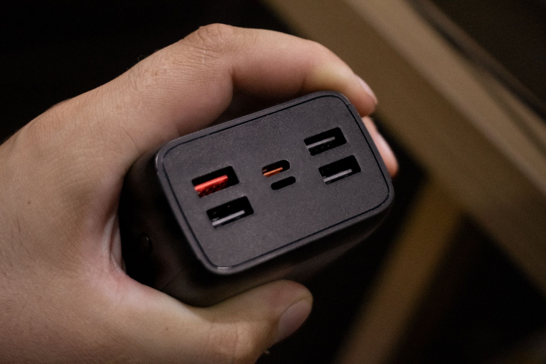 Notebook sendo alimentado por power bank para notebook via USB-C