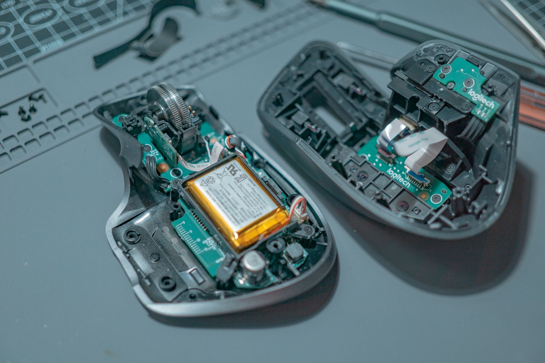 Componentes internos GaN explicando potência de um power bank para notebook