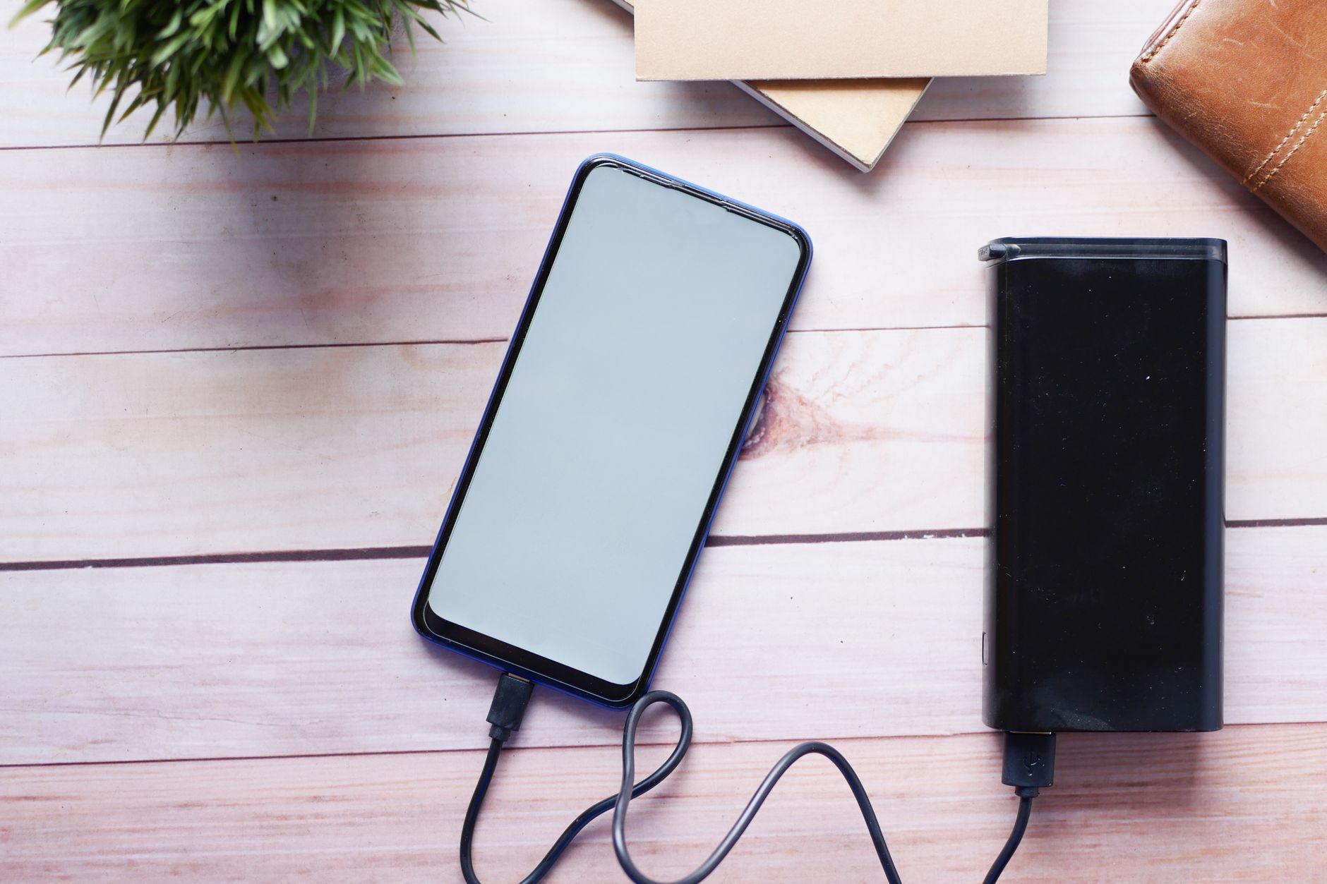 Power bank de alta capacidade com múltiplas portas ideal para como carregar notebook com power bank