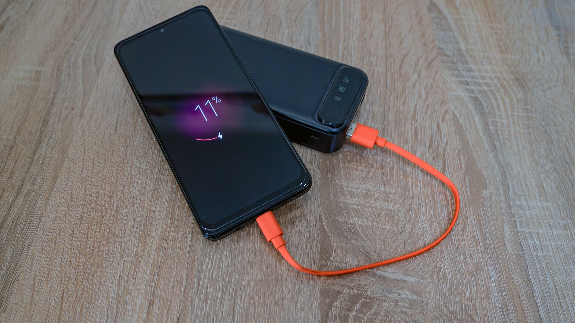 Ícone de bateria indicando carga via USB-C em notebook moderno