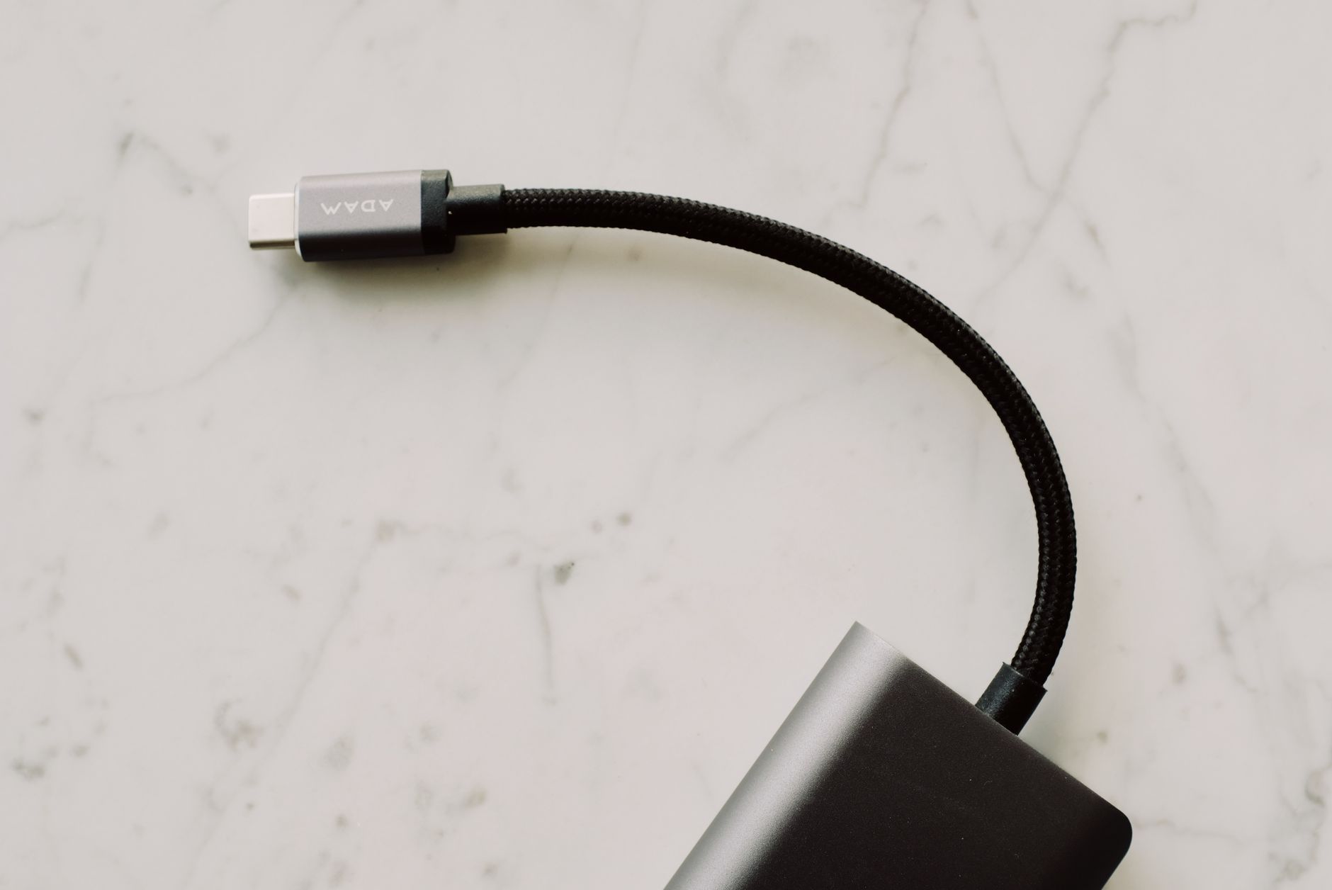 Conector USB-C de Power Delivery usado para carregar notebook com power bank Anker