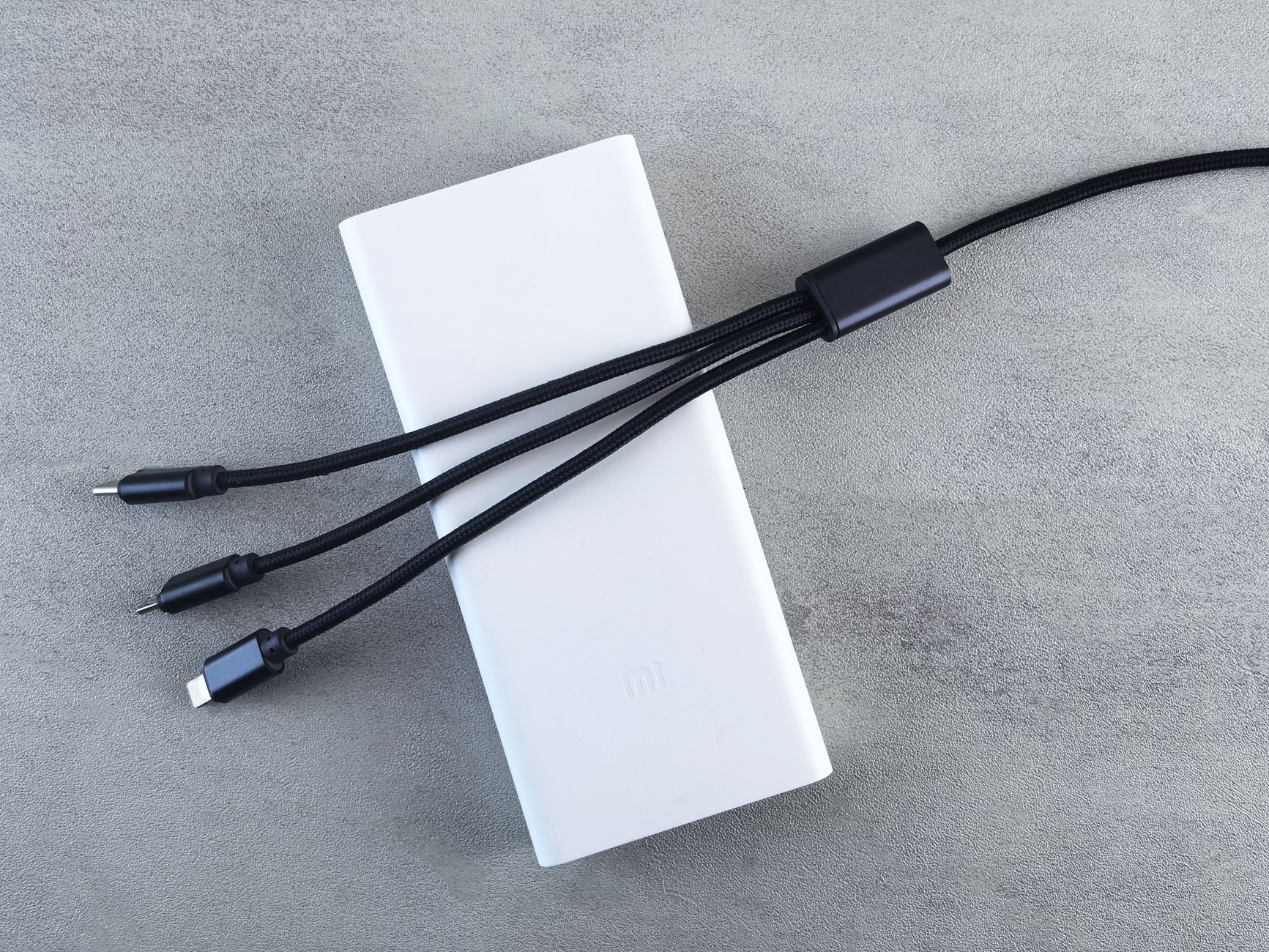 Power bank para notebook alimentando vários dispositivos simultaneamente com cabos USB-C visíveis